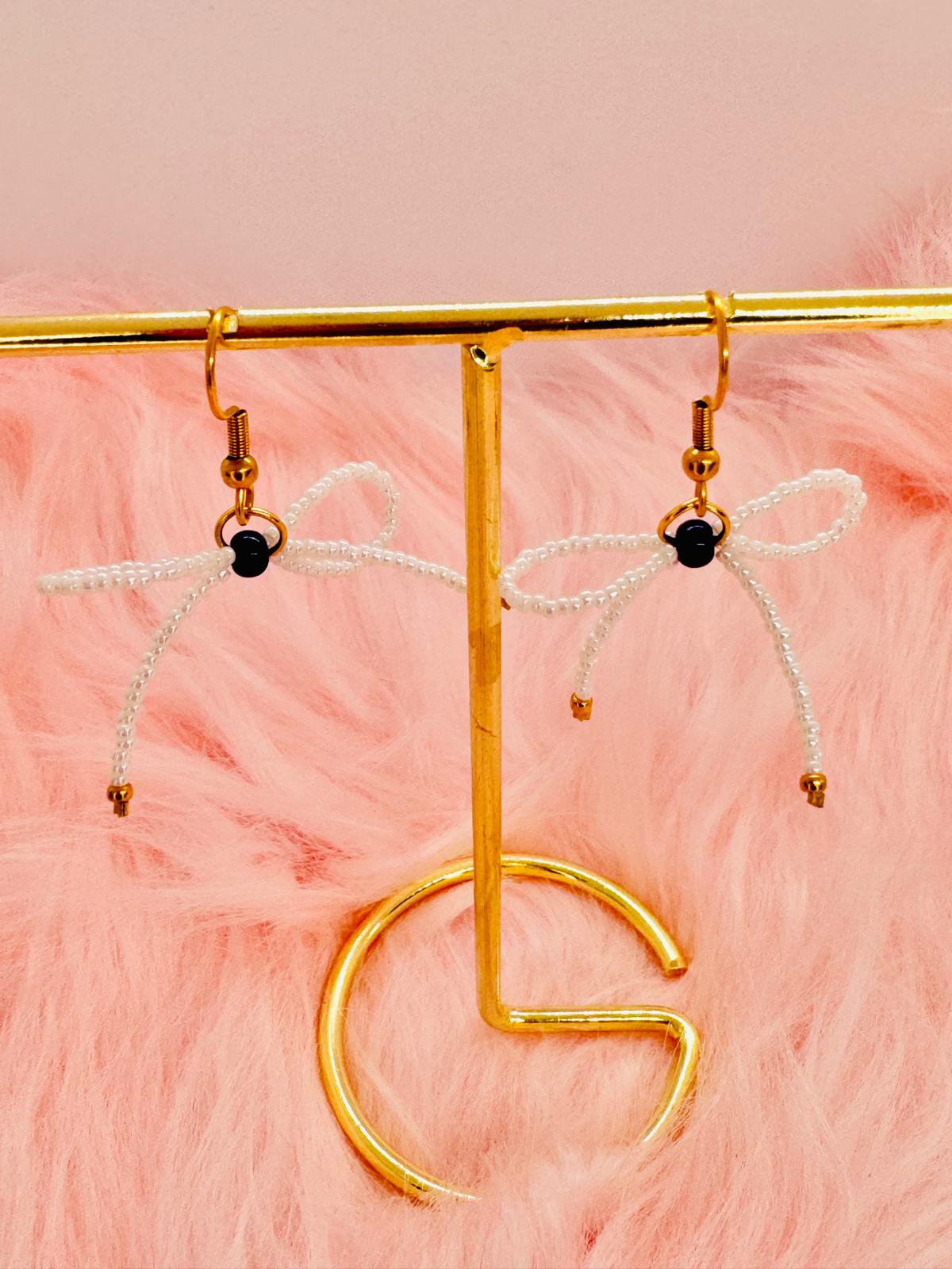 Boucles d'Oreilles Nœud avec Perles de Rocaille Blanches et Perle Naturelle Bleue