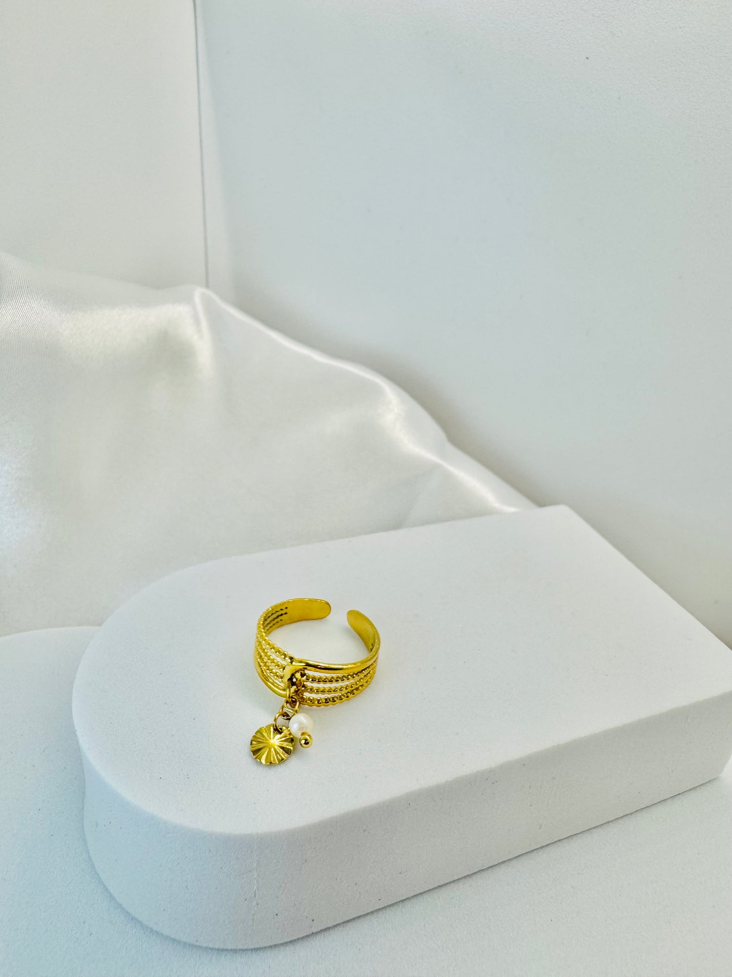Bagues dorées ajustables avec pendentifs fleur et rond.