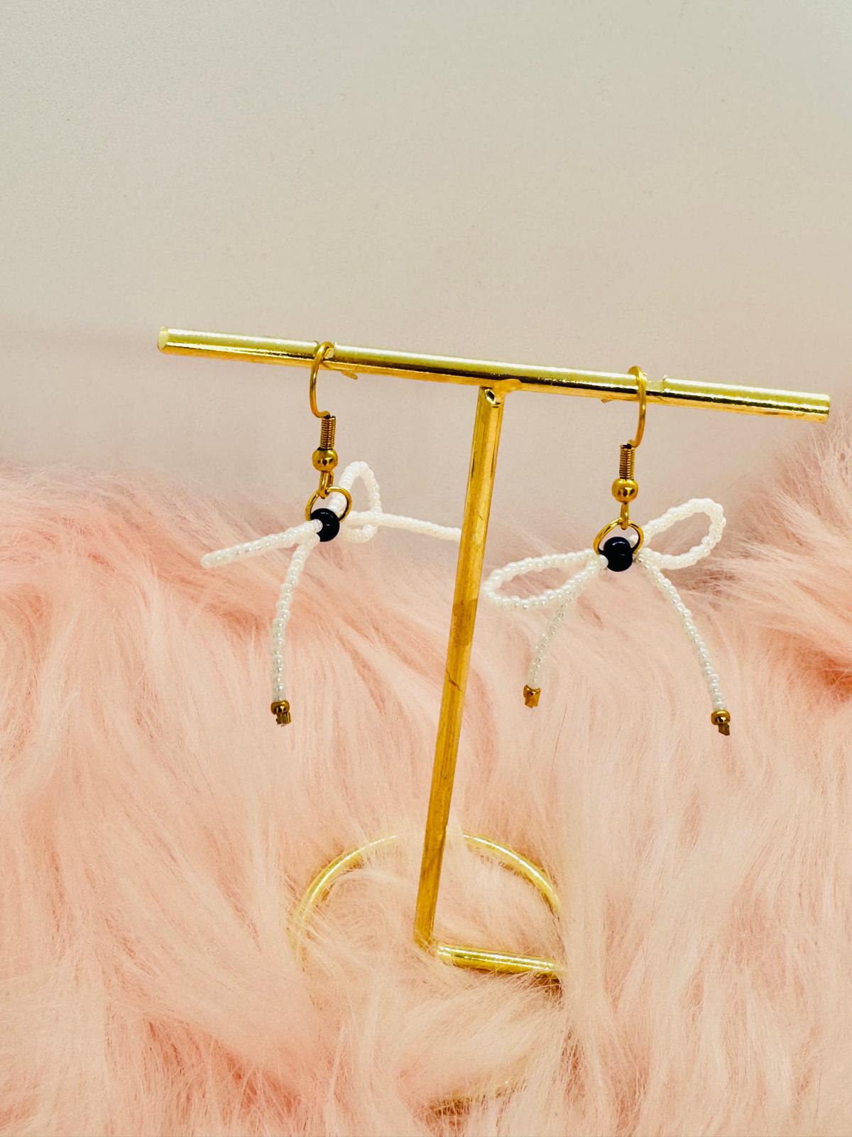 Boucles d'Oreilles Nœud avec Perles de Rocaille Blanches et Perle Naturelle Bleue