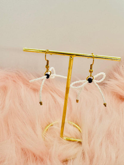 Boucles d'Oreilles Nœud avec Perles de Rocaille Blanches et Perle Naturelle Bleue