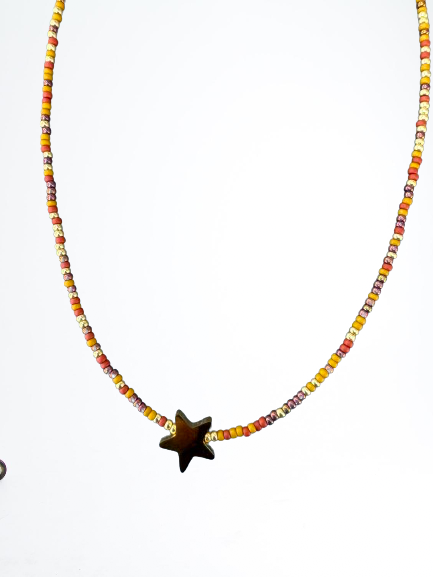 Collier en Perles de Rocaille Multicolores et Pendentif Étoile Doré